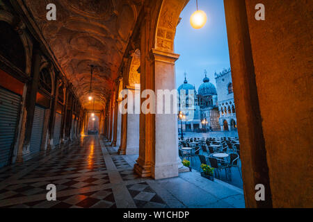 Am Abend Blick auf die Basilika di San Marco und Campanile durch die Straße arch Flur auf San Marco in Venedig, Italien. Stadtbild von Venedig in der Morgendämmerung, blau Stockfoto