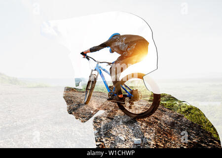 Doppelte Belichtung eines Mannes in Schutzhelm und Radprofi reiten auf die Berge. Konzept der Freeride- und off road Radfahren Stockfoto