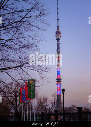 Moskau, Russland - April 2018. Russische Trikolore und Arme von Moskau auf der Ostankino TV und Radio Tower. Ständigen 540.1 Meter (1.772 ft) hoch Stockfoto