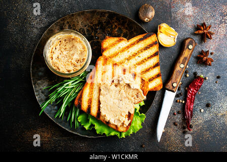 Brot mit Leber Pastete auf Platte, köstliche Geflügel Leber Pate Stockfoto