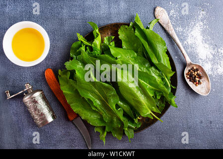 Frischer Sauerampfer Sauerampfer, grüne Blätter auf Platte Stockfoto