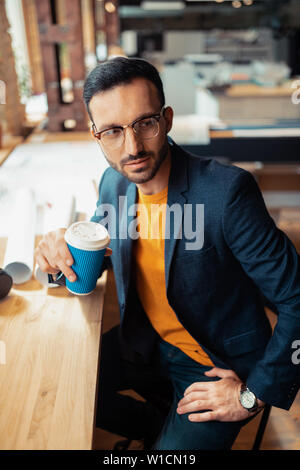 Kaffee Zeit. Blick von oben auf die Mann, stilvolle Jacke Kaffee trinken vor dem Meeting Stockfoto