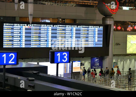 Top Shot der Passagiere an den Check in Schalter in Taiwan flughafen Stockfoto