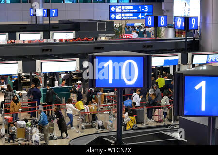 Top Shot der Passagiere an den Check in Schalter in Taiwan flughafen Stockfoto