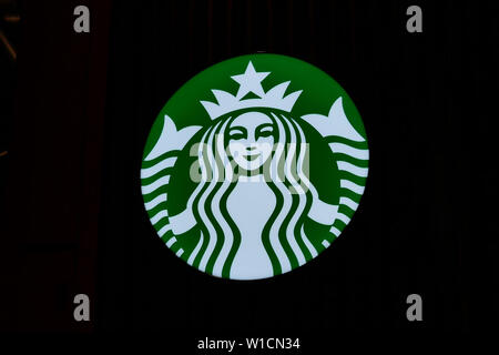 In der Nähe von Starbucks Logo auf dunkle Nacht Stockfoto