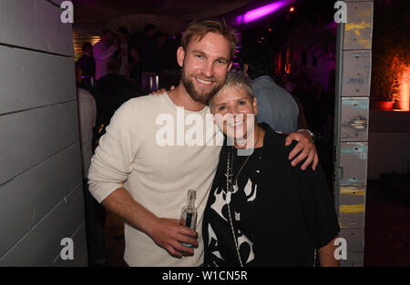 01 Juli 2019, Bayern, München: Der Schauspieler Jochen Matschke und der Direktor Heidi Kranz Feiern des Audi Director's Cut und der Branchentreff Movie Meets Media auf dem Filmfest München, das vom 27.06.2019 bis 06.07.2019. Foto: Felix Hörhager/dpa Stockfoto