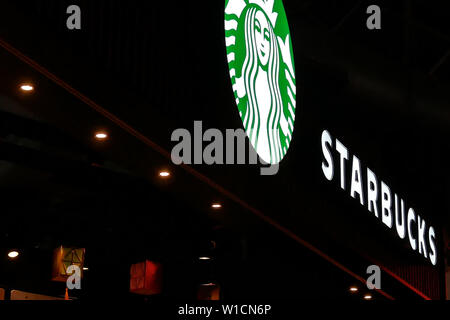 In der Nähe von Starbucks Logo auf dunkle Nacht Stockfoto