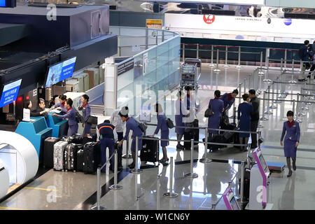 Top Shot der Passagiere die China Airline Check In Schalter in Taiwan flughafen Stockfoto