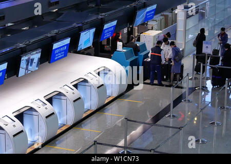 Top Shot selbst Bag Drop Abschnitt und Passagiere, die China Airline Check In Schalter in Taiwan flughafen Stockfoto