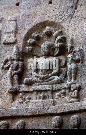 Bas Relief von Buddha in ruhiger Pose auf Wand der Kalash Höhlentempel, Ellora, Maharashtra, Indien, Asien Stockfoto