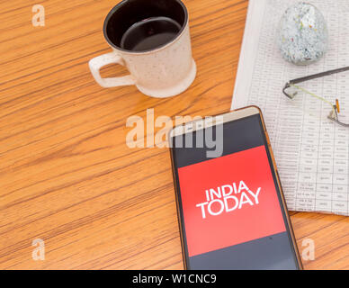 Kolkata, Indien, 3. Februar 2019: Indien heute NEWS APP (Application) sichtbar auf Handy Bildschirm schön über einen hölzernen Tisch mit Zeitung Stockfoto