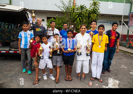 Die Cem-Ku Kan Karate Club nach einem Wettbewerb in David, Provinz Chiriqui, Republik Panama. Die Schule wurde unter der Leitung von Sensei Carlos Martinez, (die zweite von links in der hinteren Reihe), und es war in Penonome in der Provinz Cocle gelegen. Sensei Carlos starb im Februar 2017. Bild auf 14. Dezember 2014 berücksichtigt. Stockfoto