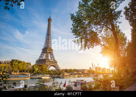 Sonnenuntergang Blick auf den Eiffelturm und die Seine in Paris, Frankreich. Architektur und Sehenswürdigkeiten von Paris. Postkarte von Paris. Stockfoto