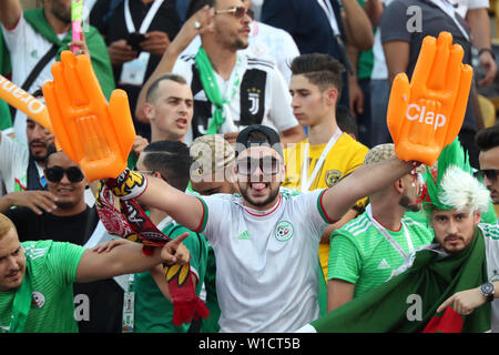 Kairo, Ägypten. 1. Juli 2019. Unterstützer von Algerien jubeln vor dem 2019 Afrika Cup Gruppe C Match zwischen Algerien und Tansania in Kairo, Ägypten, 1. Juli 2019. Credit: Ahmed Gomaa/Xinhua/Alamy leben Nachrichten Stockfoto