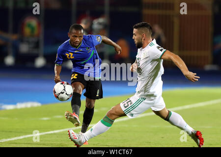 Kairo, Ägypten. 1. Juli 2019. Andy Delort (R) von Algerien Mias mit Hassan Khamis Ramadhani von Tansania während der 2019 Afrika Cup Gruppe C Spiel in Kairo, Ägypten, 1. Juli 2019. Credit: Ahmed Gomaa/Xinhua/Alamy leben Nachrichten Stockfoto