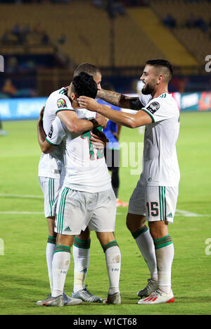 Kairo, Ägypten. 1. Juli 2019. Spieler von Algerien feiern ein Ziel während der 2019 Afrika Cup Gruppe C Match zwischen Algerien und Tansania in Kairo, Ägypten, 1. Juli 2019. Credit: Ahmed Gomaa/Xinhua/Alamy leben Nachrichten Stockfoto