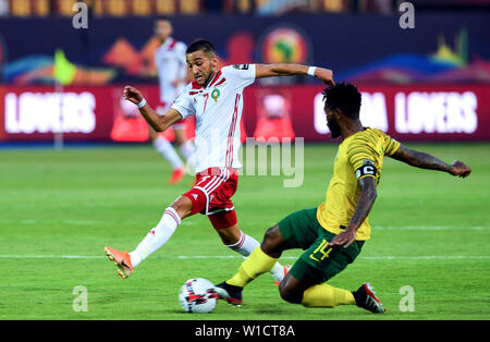 Kairo. 1. Juli 2019. Hakim Ziyach Marokko konkurriert mit thulani Hlatshwayo (R) von Südafrika während des 2019 Afrika Cup der Nationen 3D/3D Match zwischen Marokko und Südafrika in Kairo, Ägypten am 1. Juli 2019. Credit: Li Yan/Xinhua/Alamy leben Nachrichten Stockfoto