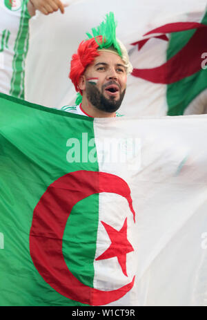 Kairo, Ägypten. 1. Juli 2019. Ein Anhänger von Algerien cheers vor 2019 Afrika Cup Gruppe C Match zwischen Algerien und Tansania in Kairo, Ägypten, 1. Juli 2019. Credit: Ahmed Gomaa/Xinhua/Alamy leben Nachrichten Stockfoto