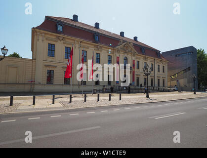 BERLIN, DEUTSCHLAND - ca. Juni 2019: Jüdisches Museum (Bedeutung juedisches Museum) von Daniel Libeskind entworfen Stockfoto