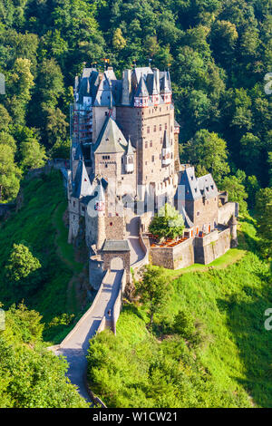 Burg Eltz oder Burg Eltz ist eine mittelalterliche Burg in den Hügeln oberhalb der Mosel in der Nähe von Koblenz in Deutschland Stockfoto