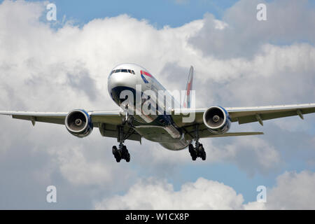 G-YMMG British Airways Boeing 777-200Landung am Flughafen Heathrow in London Stockfoto