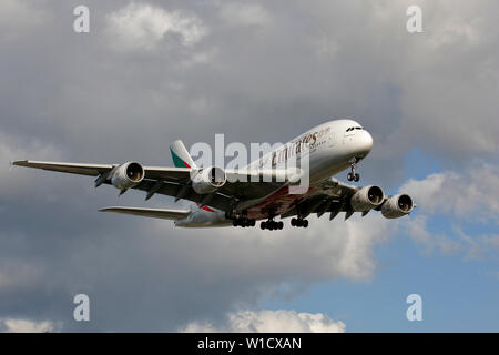 Ein 6-EDR Emirates Airbus A380-800 bei Ankunft am Flughafen London Heathrow Stockfoto