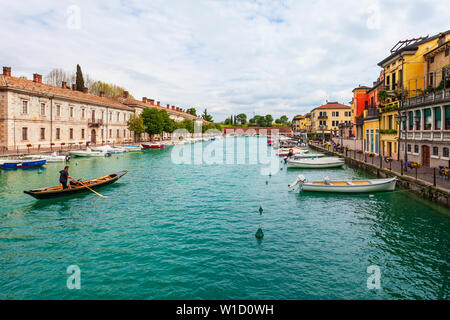 PESCHIERA, Italien - 12 April 2019: Peschiera del Garda ist eine Gemeinde am Gardasee in der Provinz Verona in Italien Stockfoto