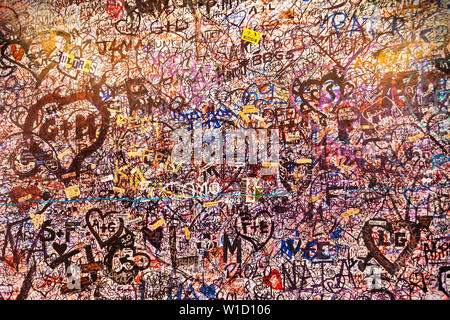 VERONA, Italien - 16 April 2019: Wand mit romantischer Liebe Nachrichten in Julias Haus in Verona, Venetien in Italien Stockfoto