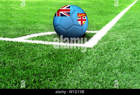 Fußball auf der grünen Wiese, Flagge Fidschi Stockfoto