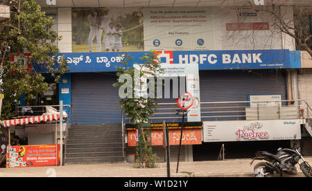 Bangalore, Indien Juni 27,2019: Vorderansicht Gebäude der geschlossenen HDFC Bank in Bangalore. Stockfoto