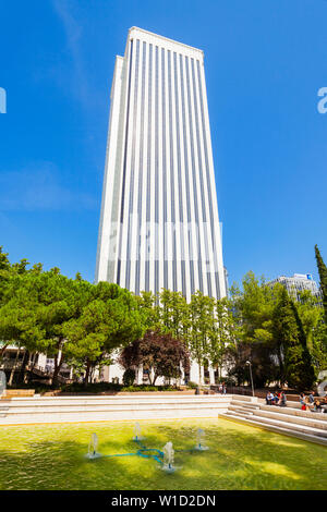 MADRID, Spanien - 21. SEPTEMBER 2017: Torre Picasso oder Picasso Tower ist ein Wolkenkratzer in Madrid, Spanien. Torre Picasso ist ein Teil des AZCA kommerzielle Co Stockfoto