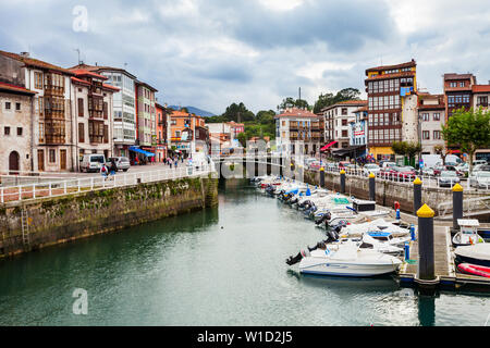 LLANES, SPANIEN - 25. SEPTEMBER 2017: Yachten in der Marina von Llanes City, Provinz Asturien im Norden Spaniens Stockfoto