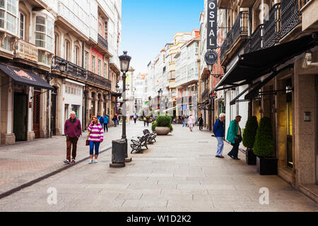 A Coruña, Spanien - 24. SEPTEMBER 2017: Touristen an der Fußgängerzone im Zentrum von A Coruna in Galizien, Spanien Stockfoto