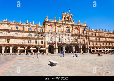 SALAMANCA, SPANIEN - 22. SEPTEMBER 2017: Die Plaza Mayor oder Main Square ist ein großer Platz im Zentrum von Salamanca, als öffentlicher Platz, Sp verwendet Stockfoto