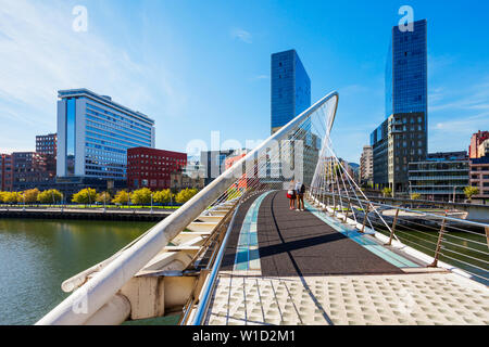 BILBAO, SPANIEN - 28. SEPTEMBER 2017: Zubizuri Brücke über Fluss Nervion im Zentrum von Bilbao, Baskenland im Norden Spaniens Stockfoto