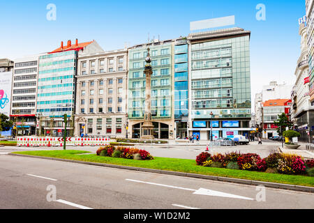 A Coruña, Spanien - 24. SEPTEMBER 2017: Obelisk oder Obelisco Avenida da Marina im Zentrum der Stadt A Coruña in Galicien, Spanien Stockfoto