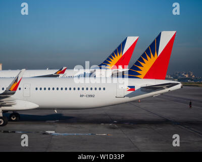 Manila, Philippinen - 28. März 2019: Zwei Philippine Airlines Flugzeuge, ein Airbus A320 und Airbus A330, am Ninoy Aquino International Airport, Stockfoto