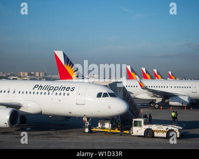 Manila, Philippinen - 28. März 2019: Airbus A320 und A321-Flugzeuge von Philippine Airlines am Ninoy Aquino International Airport, Terminal 2, i Stockfoto