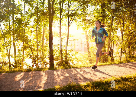 Passende Frau am Morgen läuft Stockfoto