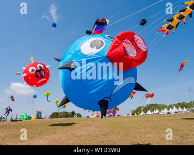 Pasir Gudang, Malaysia - 3. März 2019: Weiche Kites, die Schweine am 24 Pasir Gudang Welt Kite Festival Fliegen mit Teilnehmern aus 43 Nationen Stockfoto