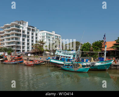 Pattaya, Thailand - Februar 9, 2019: Luxus Eigentumswohnungen sind zunehmend verdrängen die Fischer, die vor 50 Jahren verwendet die Strände in J zu beherrschen Stockfoto