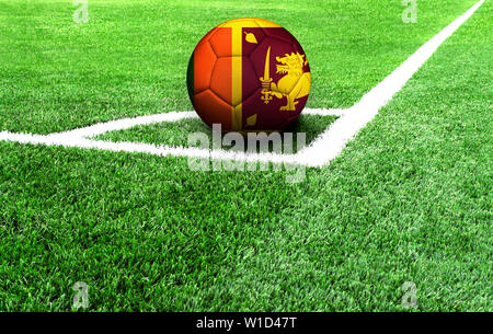 Fußball auf der grünen Wiese, Flagge von Sri Lanka Stockfoto