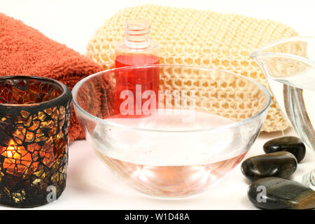 Spa Zubehör auf weißem Hintergrund in der Farbe orange. Schüssel mit Wasser Stockfoto