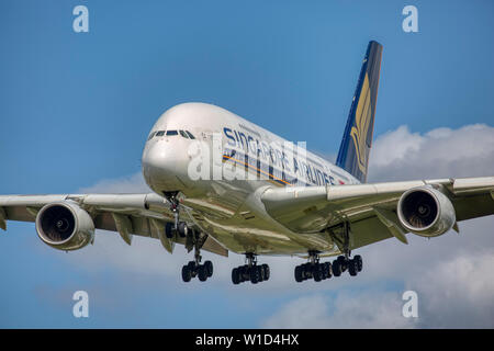 9 V-SKR Singapore Airlines Airbus A380-800 auf Ansatz am Flughafen London Heathrow nach einem langen Flug Stockfoto