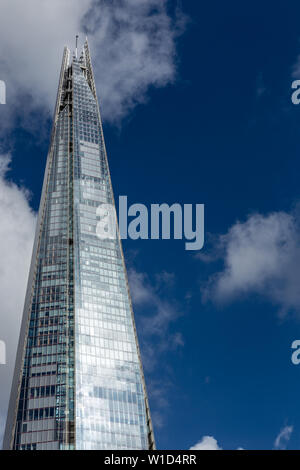 Der Shard ist ein 95-stöckiges Hochhaus supertall, vom italienischen Architekten Renzo Piano entworfen, in Southwark, London, UK Stockfoto