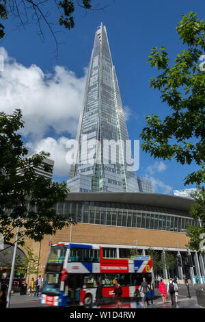 Der Shard ist ein 95-stöckiges Hochhaus supertall, vom italienischen Architekten Renzo Piano entworfen, in Southwark, London, UK Stockfoto