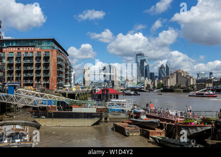 Blick auf die Tower Bridge und die City von Shad Thames, London, UK Stockfoto