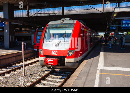 Düsseldorf, Deutschland - Juli 02, 2018: Moderne Lokomotive Bahn im Düsseldorfer Hauptbahnhof in Düsseldorf Stadt in Deutschland Stockfoto