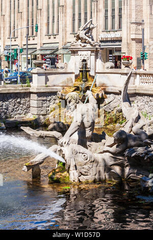 Düsseldorf, Deutschland - Juli 02, 2018: Triton Brunnen oder tritonenbrunnen an der Königsallee oder King's Avenue in Düsseldorf Stadt in Deutschland Stockfoto