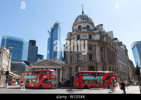 Die Bank von England auf der linken und dem Royal Exchange im Zentrum sind nur zwei der vielen bedeutenden Gebäuden in der Londoner City Stockfoto